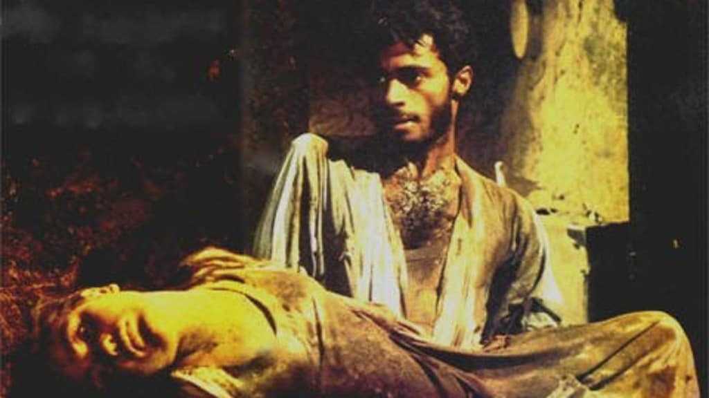 مراجعة فيلم الطوق والإسورة 1986 - عن عقم البشر الذي يعتريهم. 39